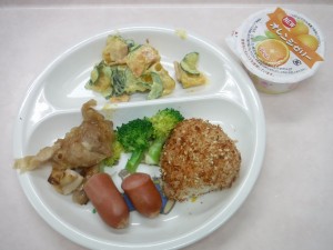 幼児食 バイキング おにぎり から揚げ ウインナー ブロッコリー かぼちゃサラダ オレンジゼリー