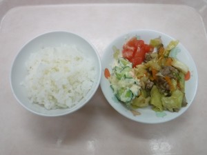 幼児食 ご飯 焼肉 ポテトサラダ トマト
